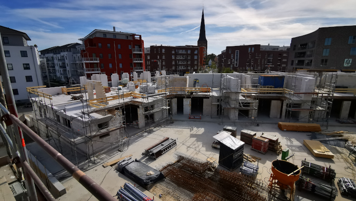 Blick auf eine Baustelle in Rostock. Hier werden bei einer Absteckung für die Bauausführung und auch Meterrisse angebracht
