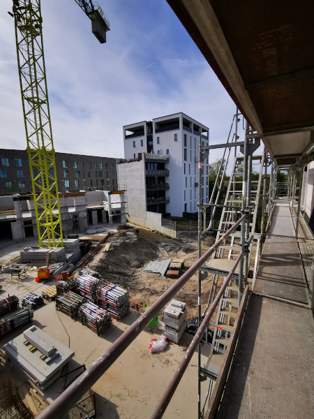 Blick auf eine Baustelle in Rostock. Hier werden bei einer Absteckung für die Bauausführung und auch Meterrisse angebracht