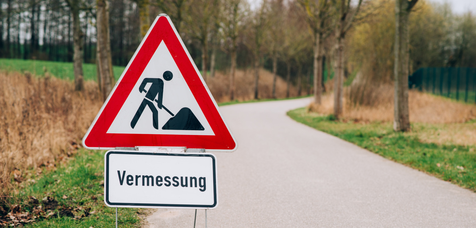Bauvermessung im Landkreis Rostock in Mecklenburg-Vorpommern Durchführung von Vermessungsarbeiten an einem Radweg im Landkreis Rostock