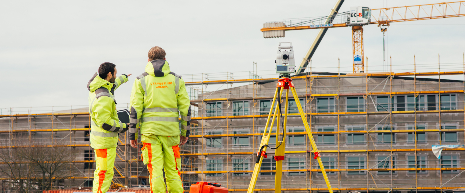 Vermessung und Beratung Rund um Ihr Bauvorhaben Vermessungsingenieure bei der Durchführung einer Absteckung auf einer Baustelle in Rostock