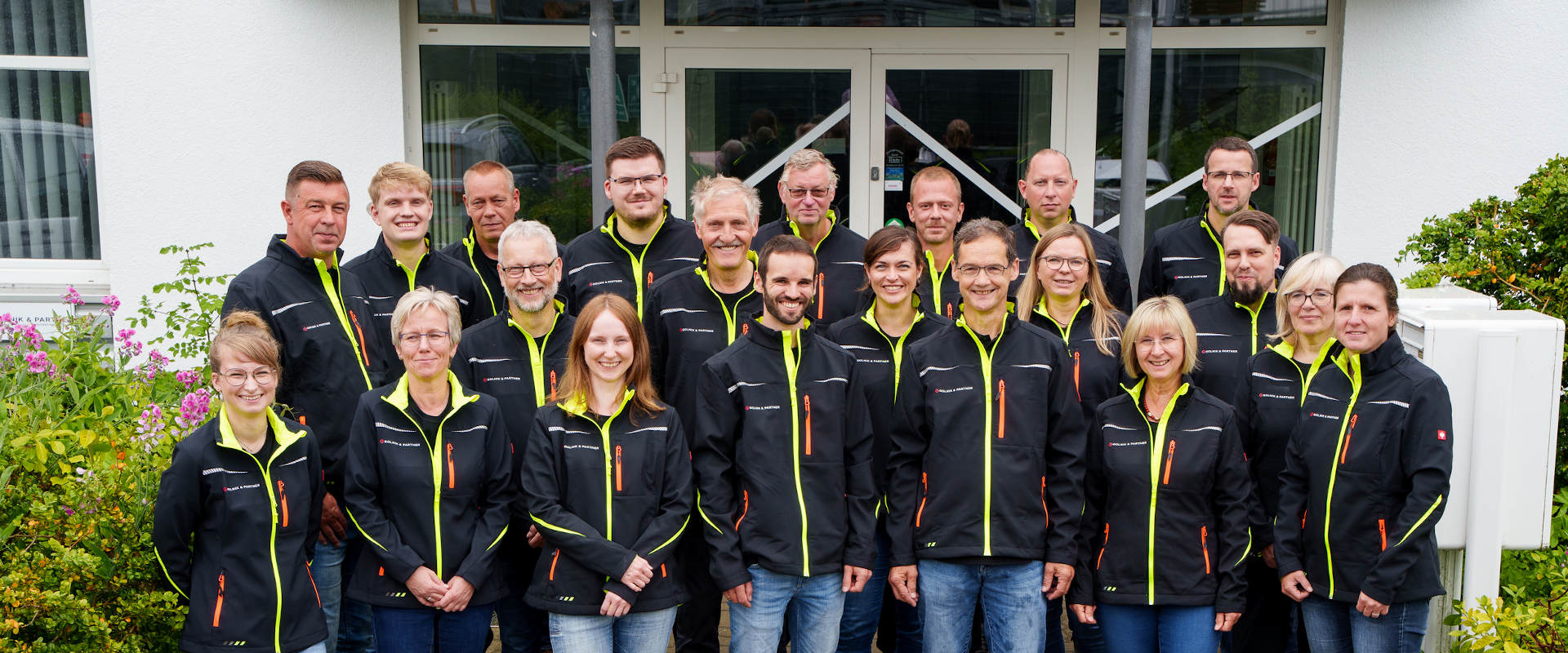 Das Team von GOLNIK & PARTNER Öffentlich bestellte Vermessungsingenieure mbB Das Team von GOLNIK & PARTNER vor unserem Vermessungsbüro in Rostock