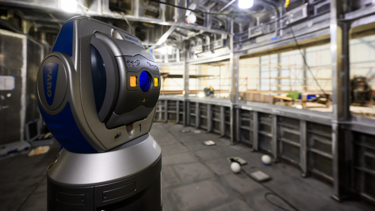 Prüfung von Maßtoleranzen mit einem hochgenauen Lasertracker auf einem Schiff in einer Werft in Europa