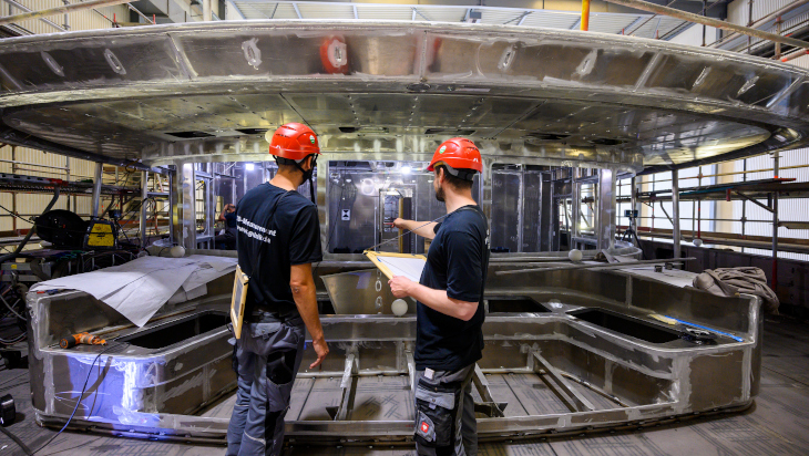 Ingenieure bei der Vermessung von Bauteilen für einen Zulieferer in Deutschland
