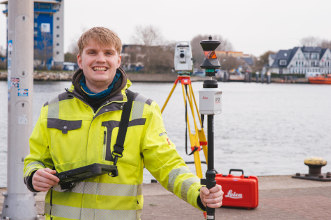 Ausgebildeter Vermessungstechniker mit modernster Technik bei einer Vermessung in Rostock Warnemünde