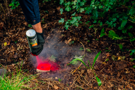 Markierung einer amtlichen Grenzmarke für die Beteiligten in einem Grenztermin in Mecklenburg-Vorpommern (M-V)