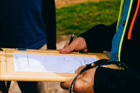 Öffentlich bestellter Vermessungsingenieur erläutert Skizze zur Grenzniederschrift bei einer Grenzfeststellung