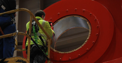 Ingenieur bei der Vermessung der Ausrichtung eines Bauteils im Industriebereich